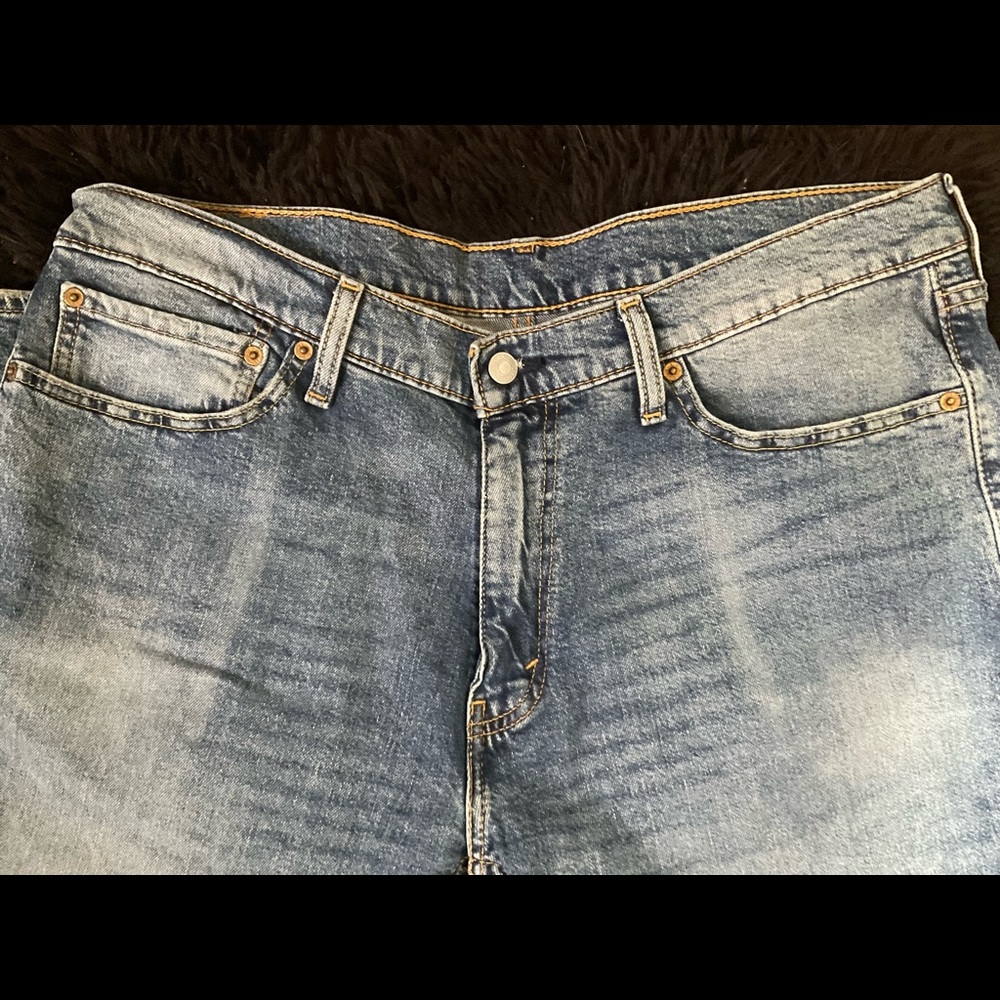 “LEVI STRAUS” Men’s 541 Medium Wash Athletic Fit Jeans. - Picture 6 of 15